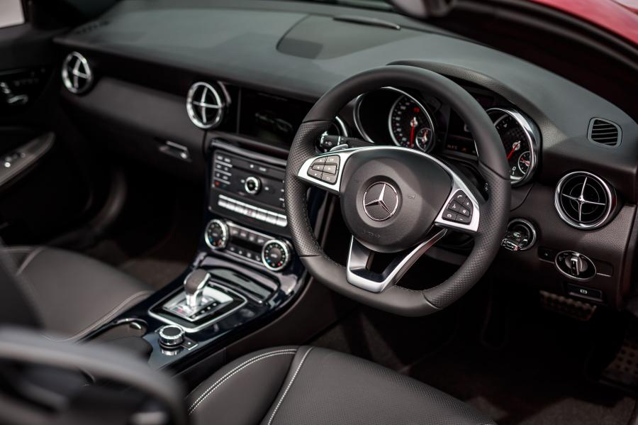 Интерьер Mercedes-Benz SLC300 AMG Line 2017 года  (MY) (фото 14 из 20)